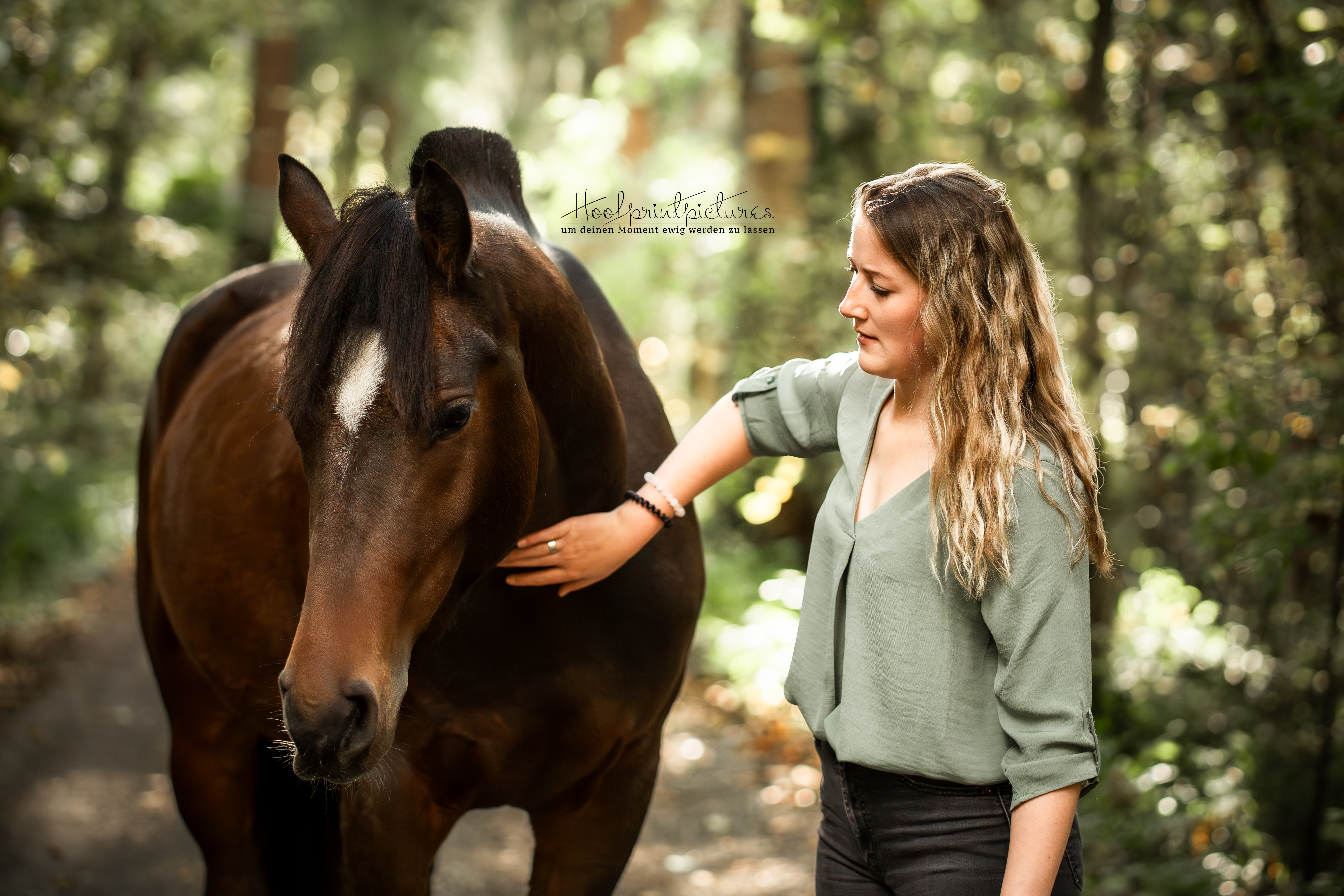 Frau geht mit ihrem Warmblut durch einen Herbstwald – Mensch-Tier Fotoshooting Schweiz
