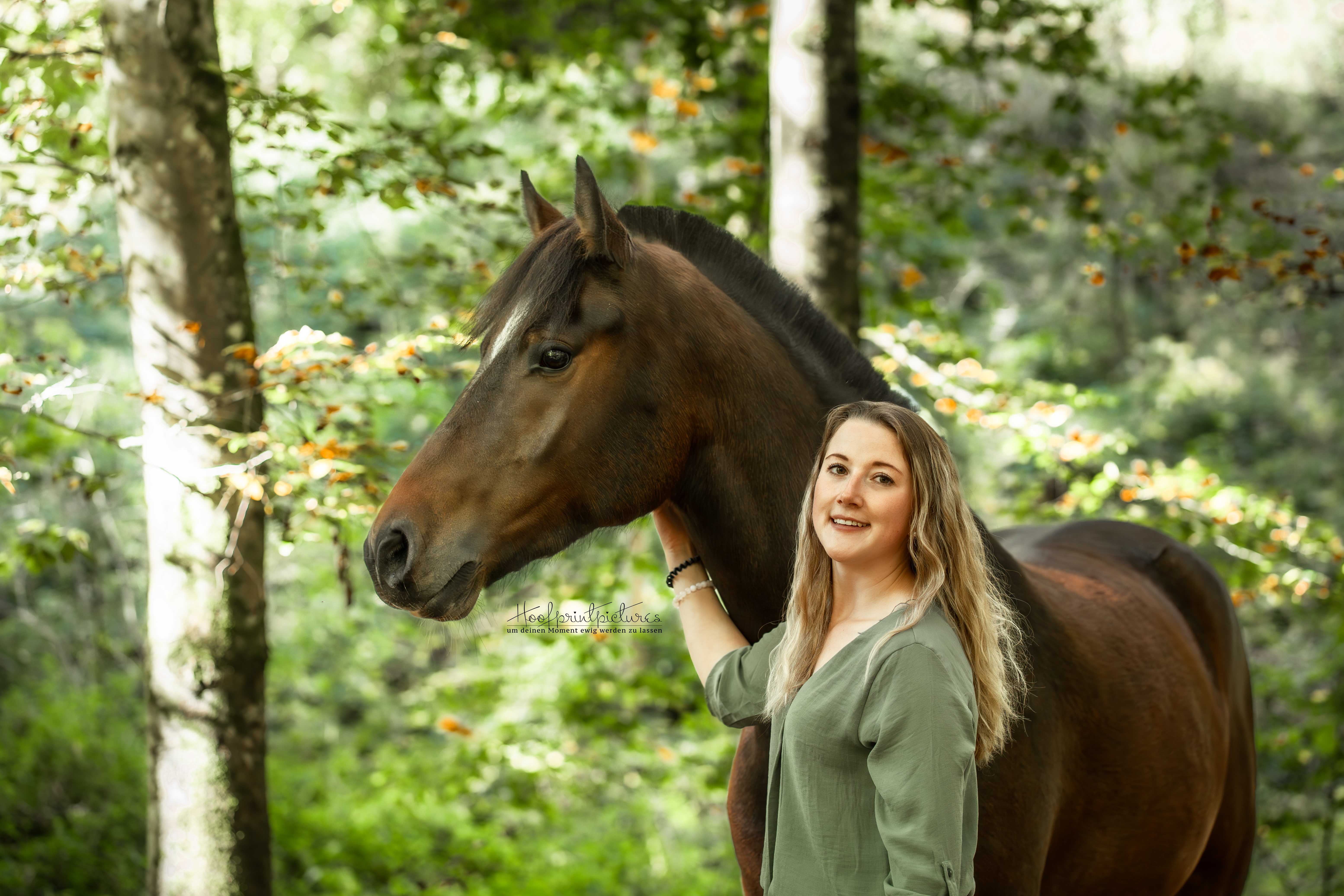 Pferdeshooting Berner Oberland – Frau mit Warmblut im Wald